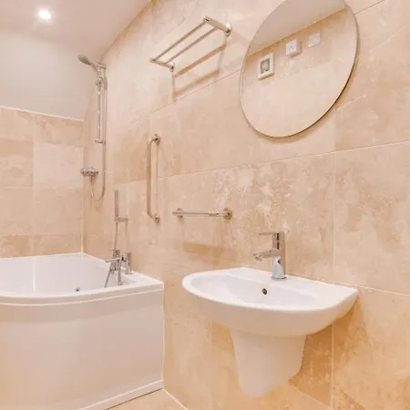 4 Bed In Whitby Oc-W1002 *